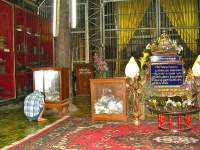 Lucas spontaneously praying at temple